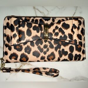 Betsey Johnson Leopard Zip Around Wristlet Wallet 🩷🐆